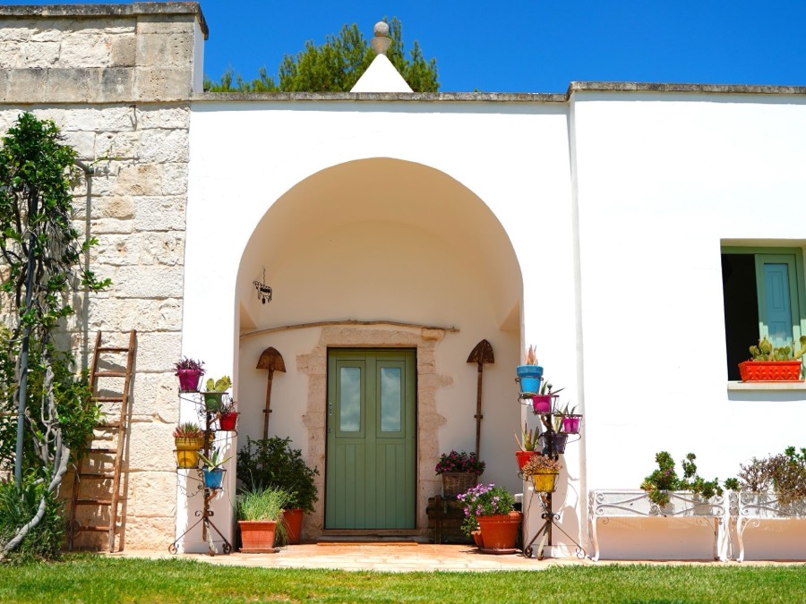 L'ingresso ad arco della tenuta